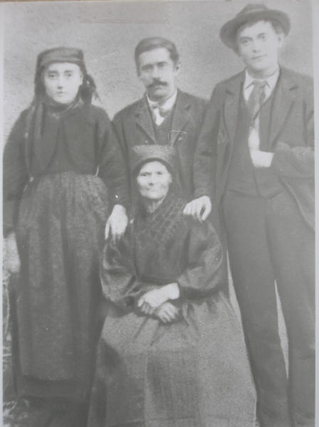 Ritratto di famiglia in abiti tradizionali